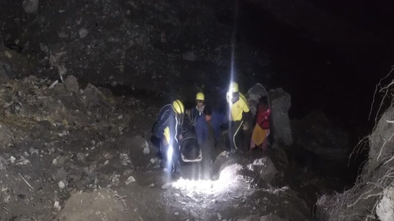 हादसा: देर रात को गहरी खाई में गिर जाने से व्यक्ति की मौत, पहचान के प्रयास जारी