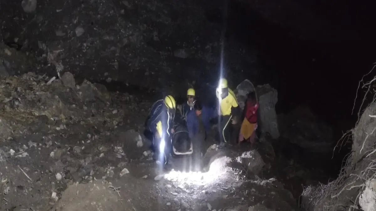 हादसा: देर रात को गहरी खाई में गिर जाने से व्यक्ति की मौत, पहचान के प्रयास जारी