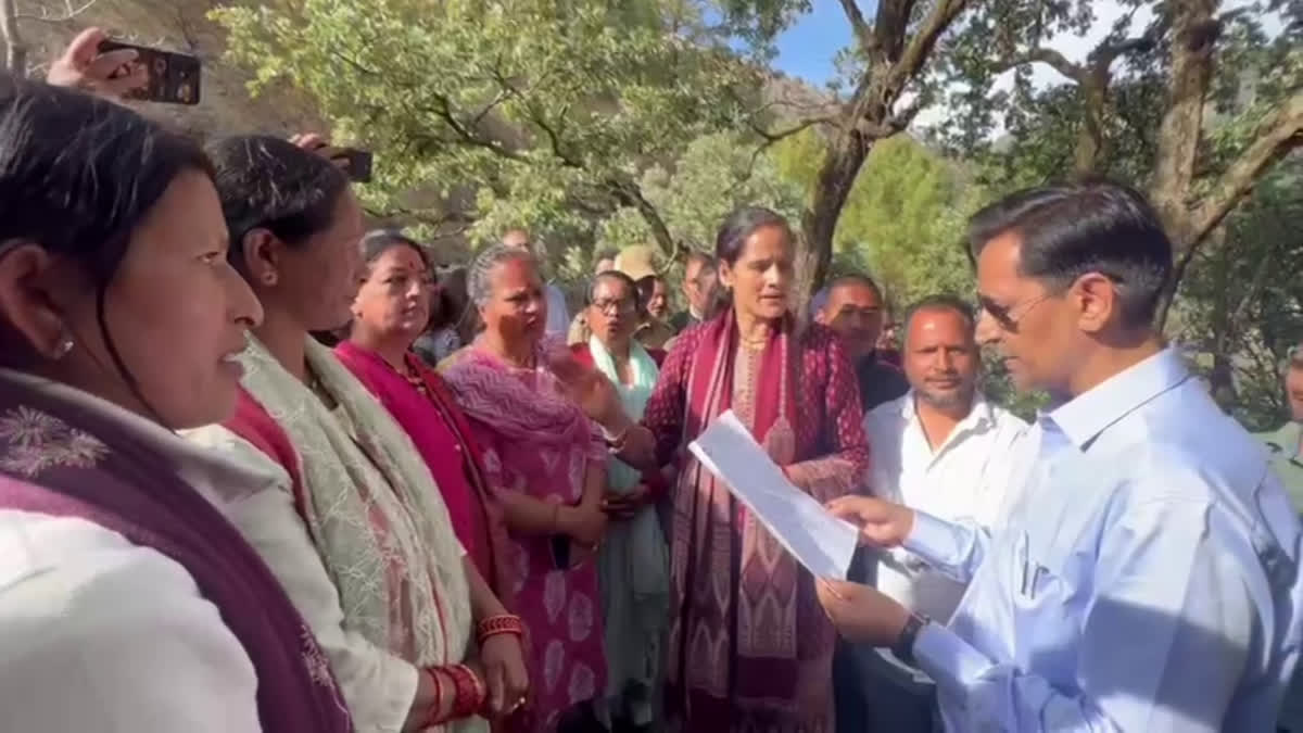 विरोध: शराब की दुकान खोले जाने पर फूटा महिलाओं का गुस्सा, कमिश्नर दीपक रावत से की शिकायत