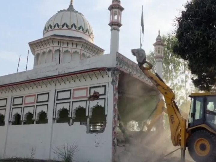 एक्शन: सरकारी भूमि पर बने अवैध मजार पर चला जिला प्रशासन का बुलडोजर, किया ध्वस्त 