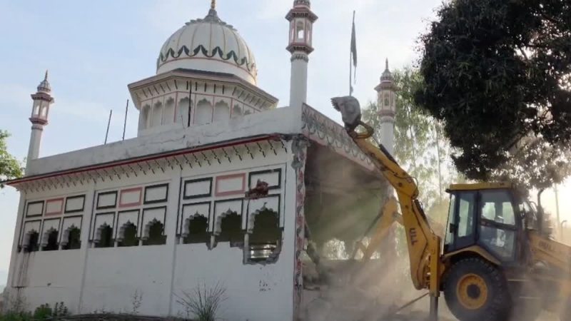 एक्शन: सरकारी भूमि पर बने अवैध मजार पर चला जिला प्रशासन का बुलडोजर, किया ध्वस्त 