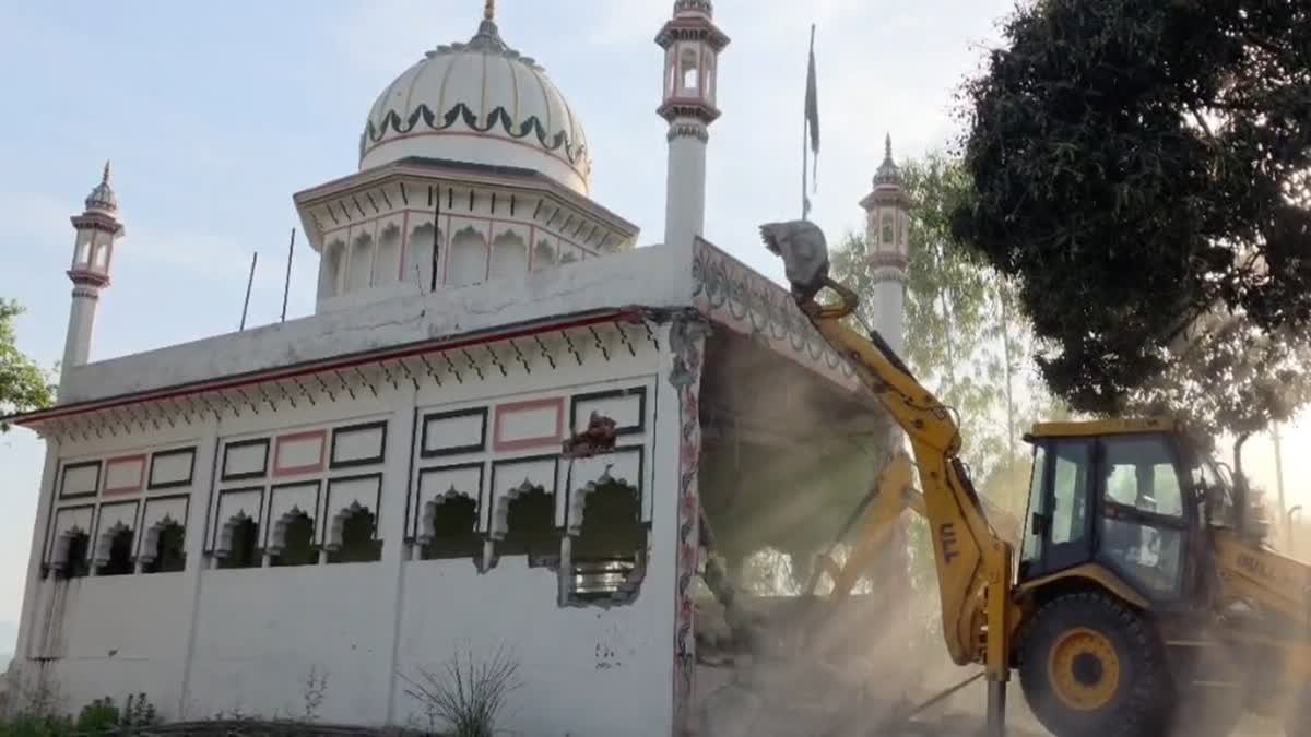 एक्शन: सरकारी भूमि पर बने अवैध मजार पर चला जिला प्रशासन का बुलडोजर, किया ध्वस्त 