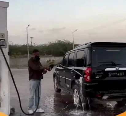 सबक: रील के दीवानों ने पेट्रोल पंप पर डीजल से धो डाली स्कॉर्पियो, भड़की पुलिस ने दोनों युवकों को ऐसे सिखाया सबक
