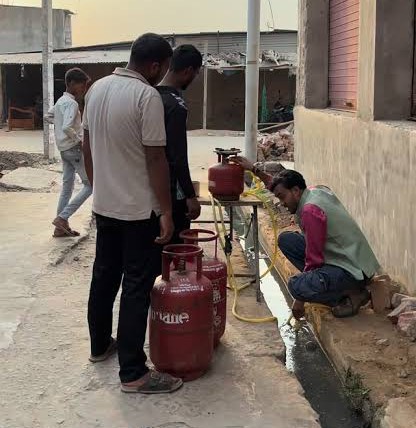 तिरछी नज़र: अब नालों से गैस बनाकर दुनिया को दिखाने का वक्त आ गया है कि भारत विश्वगुरू है