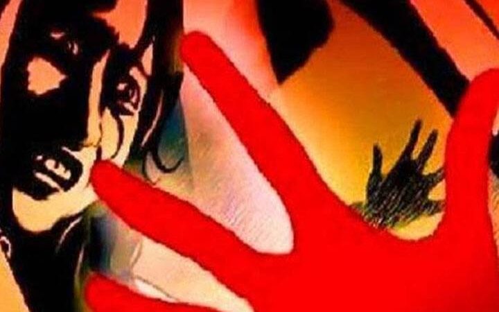 शर्मनाक: प्रेम प्रसंग के शक में पिता बना हैवान, नाबालिग बेटी का गला घोंटने के बाद चेहरे पर डाला तेज़ाब 