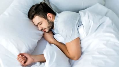 हैल्थ टिप्स: क्या अच्छी सेहत के लिए जरूरी है रोजाना 7-8 घंटे की नींद लेना ? जानिए सच्चाई ….