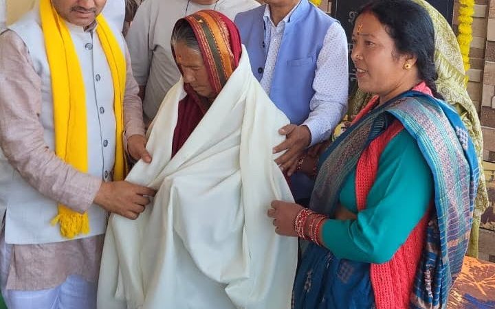 स्मरण: शहीद दिनेश सिंह बिष्ट के अदम्य साहस और शौर्य को किया नमन, माता को सम्मान 