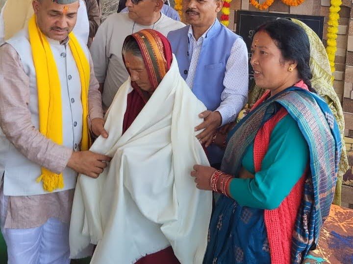 स्मरण: शहीद दिनेश सिंह बिष्ट के अदम्य साहस और शौर्य को किया नमन, माता को सम्मान 