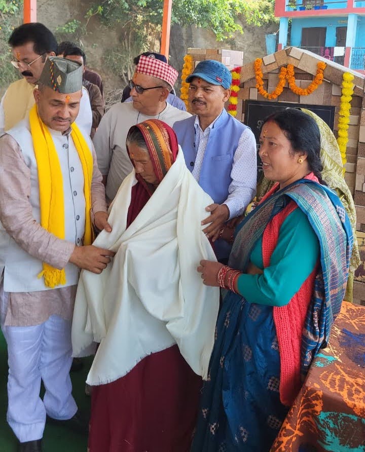 स्मरण: शहीद दिनेश सिंह बिष्ट के अदम्य साहस और शौर्य को किया नमन, माता को सम्मान 
