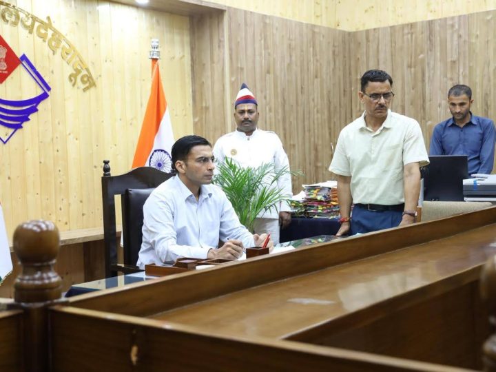 कानून का डंडा:  गुंडागर्दी करने वाले बिल्डर को डीएम बंसल ने किया  6माह के लिए  जिला बदर    