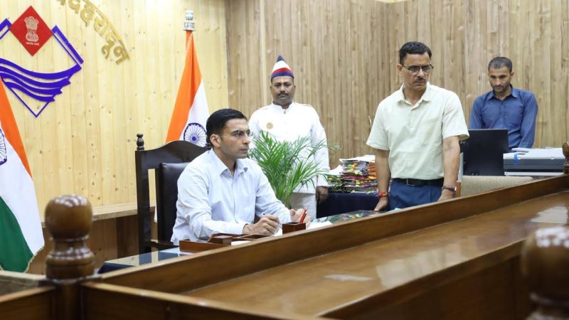 कानून का डंडा:  गुंडागर्दी करने वाले बिल्डर को डीएम बंसल ने किया  6माह के लिए  जिला बदर    