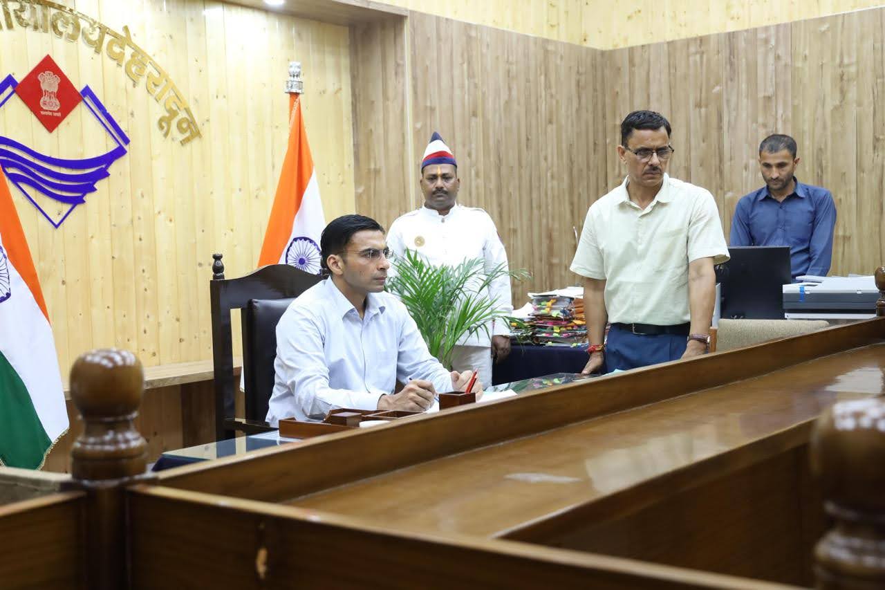 कानून का डंडा:  गुंडागर्दी करने वाले बिल्डर को डीएम बंसल ने किया  6माह के लिए  जिला बदर    
