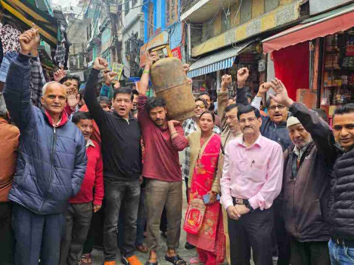 आक्रोश: व्यावसायिक सिलेंडर के दाम बढ़ने पर व्यापारियों का प्रदर्शन, बड़े आंदोलन की दी चेतावनी 