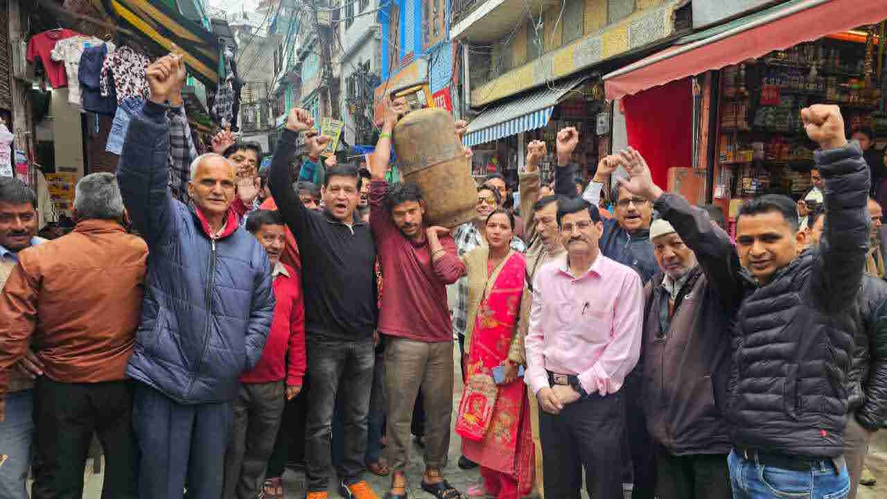 आक्रोश: व्यावसायिक सिलेंडर के दाम बढ़ने पर व्यापारियों का प्रदर्शन, बड़े आंदोलन की दी चेतावनी 