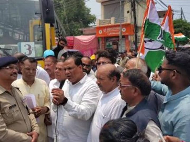 आक्रोश: नाबालिग लड़की की संदिग्ध मौत को लेकर सियासत गर्म, कांग्रेस ने किया प्रदर्शन  