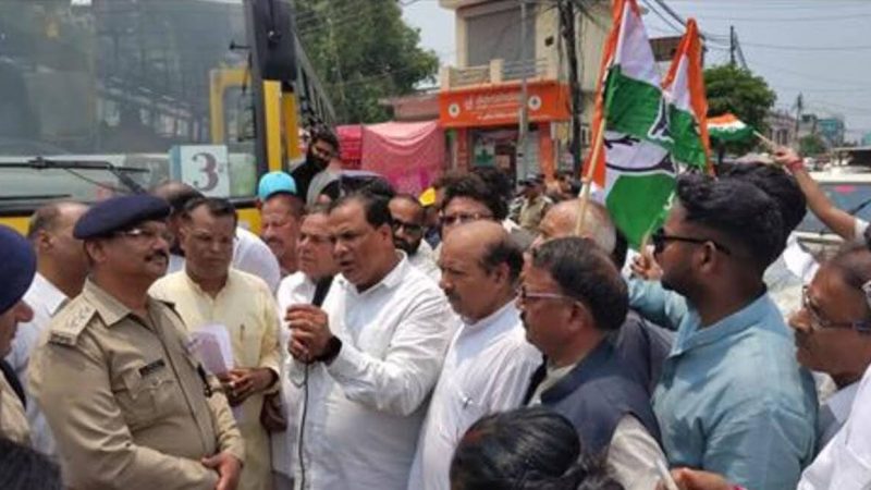 आक्रोश: नाबालिग लड़की की संदिग्ध मौत को लेकर सियासत गर्म, कांग्रेस ने किया प्रदर्शन  