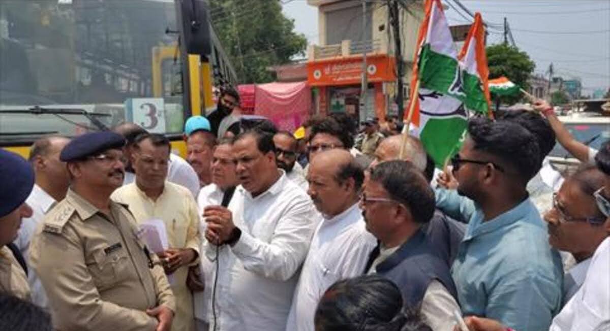 आक्रोश: नाबालिग लड़की की संदिग्ध मौत को लेकर सियासत गर्म, कांग्रेस ने किया प्रदर्शन  