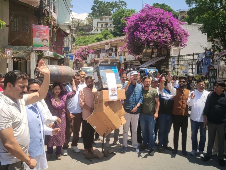 आक्रोश: कमर्शियल सिलेंडर के दाम बढ़ाए जाने के ख़िलाफ़ कांग्रेस ने किया प्रदर्शन, बताया जन विरोधी कदम