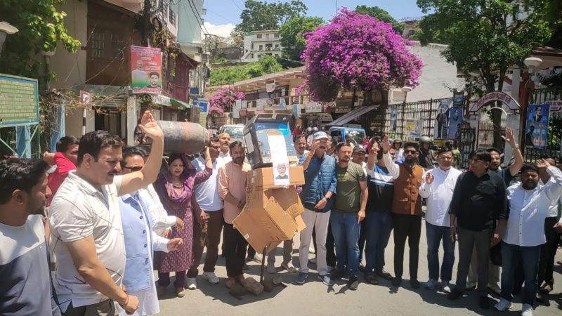 आक्रोश: कमर्शियल सिलेंडर के दाम बढ़ाए जाने के ख़िलाफ़ कांग्रेस ने किया प्रदर्शन, बताया जन विरोधी कदम