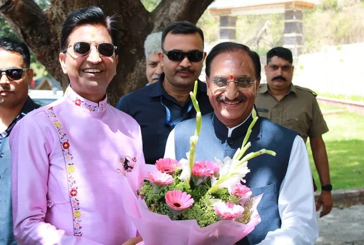 डॉ. कुमार विश्वास पहुंचे दून के लेखक गांव, कविता और संस्कृति से युवाओं को किया प्रेरित