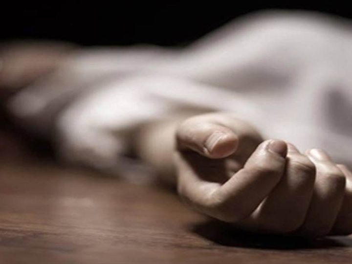 हादसा: गहरी खाई में जा गिरी शादी समारोह से लौट रहे लोगों की कार, महिला की मौत