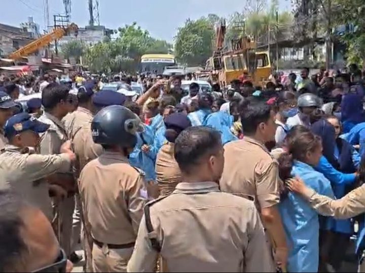 आक्रोश: कंपनी कर्मचारियों के आंदोलन से औद्योगिक क्षेत्र में तनाव, हाईवे जाम की कोशिश पर पुलिस ने किया लाठीचार्ज