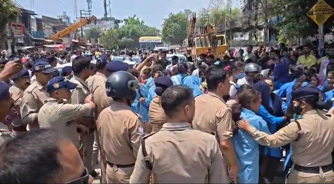 आक्रोश: कंपनी कर्मचारियों के आंदोलन से औद्योगिक क्षेत्र में तनाव, हाईवे जाम की कोशिश पर पुलिस ने किया लाठीचार्ज