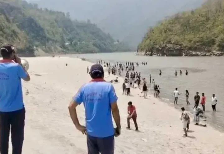 अलकनंदा किनारे ‘गोवा बीच’ बना चारधाम यात्रियों की पहली पसंद, प्रशासन ने जारी किया अलर्ट