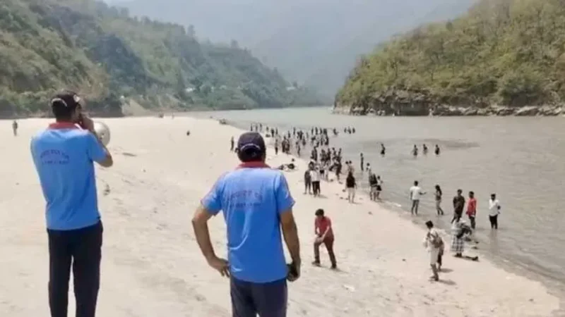अलकनंदा किनारे ‘गोवा बीच’ बना चारधाम यात्रियों की पहली पसंद, प्रशासन ने जारी किया अलर्ट