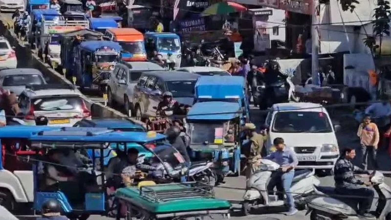 ऋषिकेश में वीकेंड और चारधाम यात्रा से 2 किमी लंबा जाम