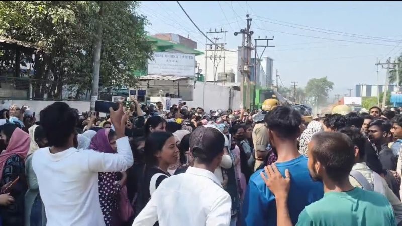 बड़ी ख़बर: सेलाकुई औद्योगिक क्षेत्र में श्रमिकों का गुस्सा चरम पर,आक्रोशित श्रमिकों ने किया पथराव