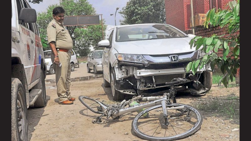 हादसा: तेज़ रफ़्तार कार की टक्कर से साइकिल सवार फल विक्रेता की मौत