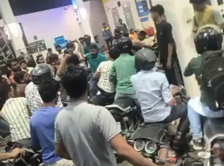 संकट: पेट्रोल के लिए खरीददारों में मारामारी, कई फ्यूल स्टेशनों में हो रही सीमित आपूर्ति