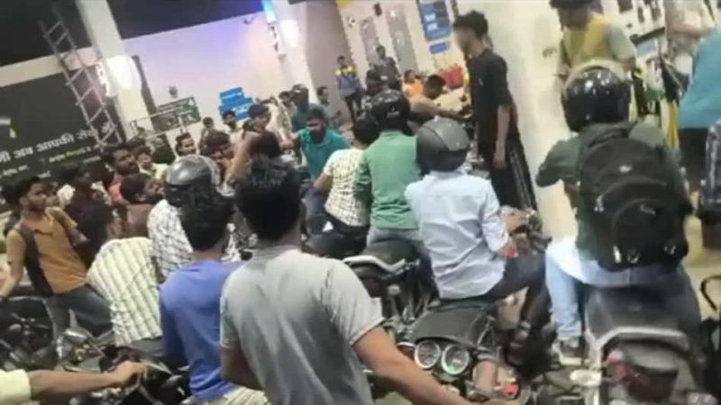 संकट: पेट्रोल के लिए खरीददारों में मारामारी, कई फ्यूल स्टेशनों में हो रही सीमित आपूर्ति