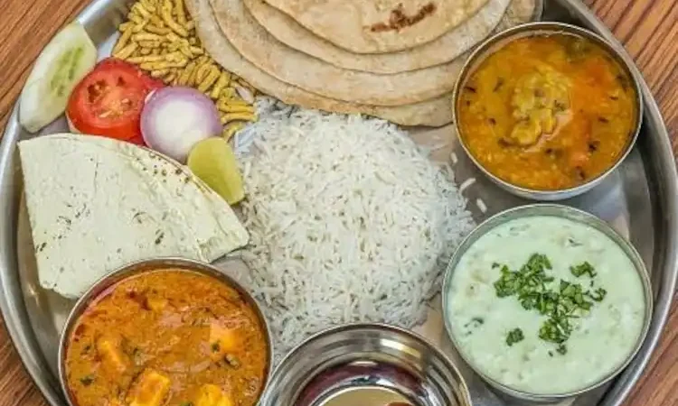 महंगाई: रसोई गैस सिलिंडरों की मूल्यवृद्धि के साथ ही बढ़ गये भोज की थाली के दाम