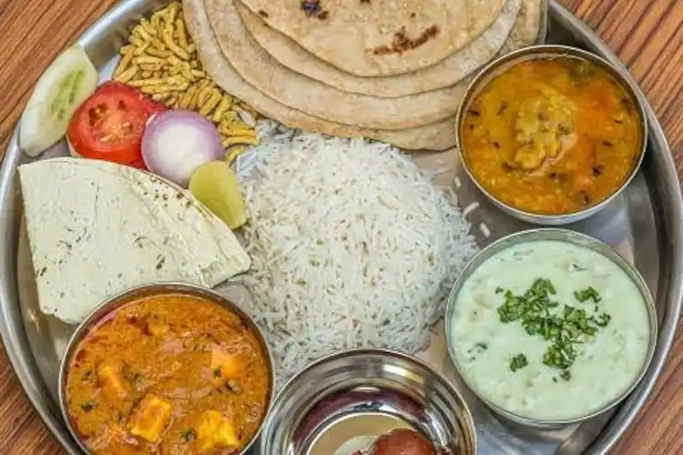 महंगाई: रसोई गैस सिलिंडरों की मूल्यवृद्धि के साथ ही बढ़ गये भोज की थाली के दाम