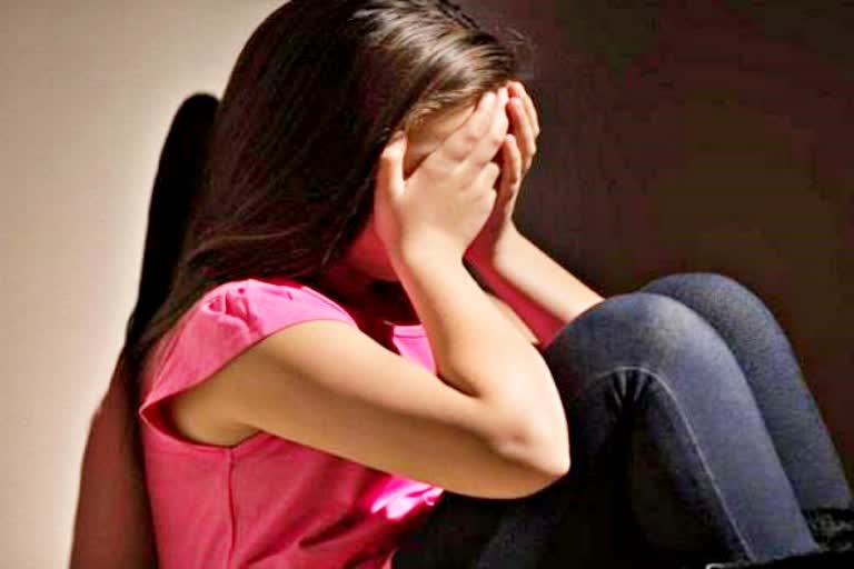 तहरीर : नाबालिग लड़की को बहाने से कमरे पर ले जाकर दुष्कर्म का आरोप, आरोपी फरार