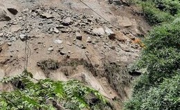 अनदेखी: श्रीकोट गांव की बदहाल सड़क से बढ़ रही हैं ग्रामीणों की मुश्किलें