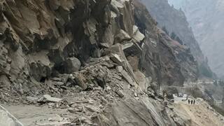 असर: सड़क चौड़ीकरण में पहाड़ कटिंग के चलते मलबे से यातायात हो रहा है बाधित