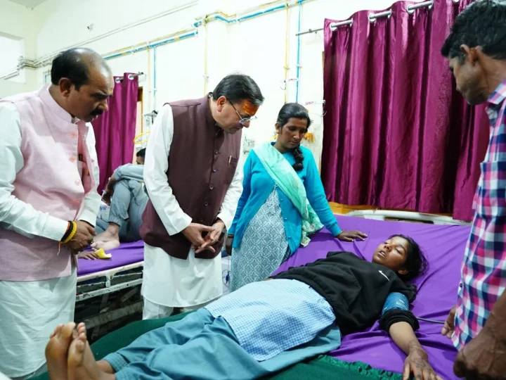 जिला अस्पताल पहुंचे सीएम धामी, मरीजों से मिलकर जाना स्वास्थ्य सेवाओं का हाल