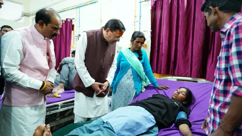 जिला अस्पताल पहुंचे सीएम धामी, मरीजों से मिलकर जाना स्वास्थ्य सेवाओं का हाल