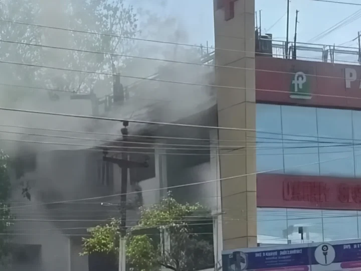 ब्रेकिंग न्यूज: देहरादून में अस्पताल के ICU में आग लगने से महिला मरीज की मौत, छह अन्य भी झुलसे; दो की हालत गंभीर
