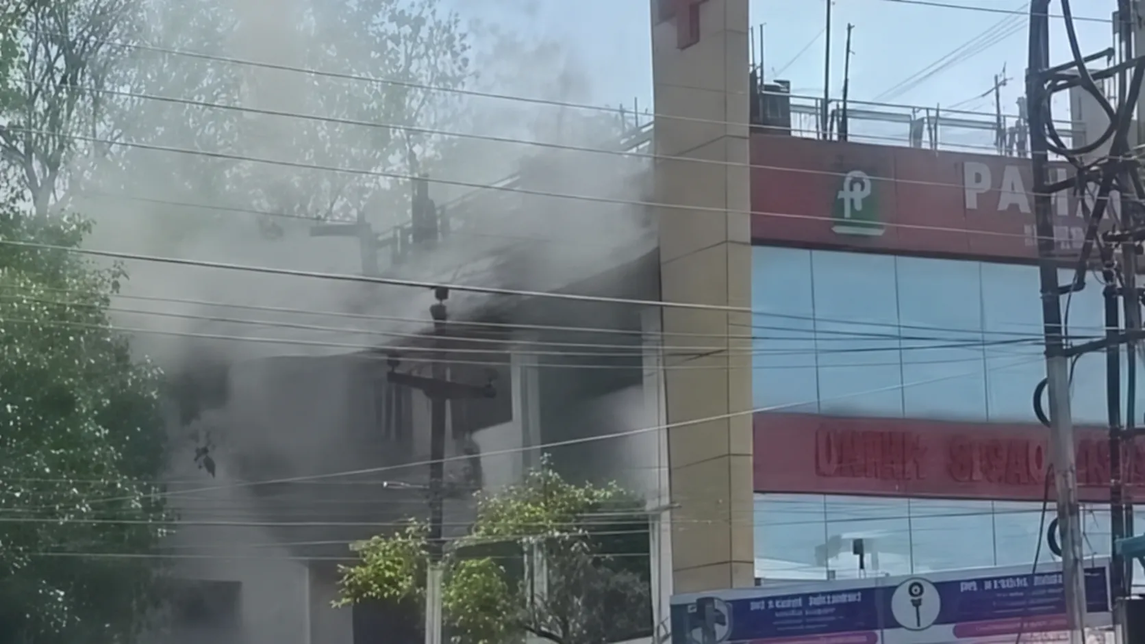 ब्रेकिंग न्यूज: देहरादून में अस्पताल के ICU में आग लगने से महिला मरीज की मौत, छह अन्य भी झुलसे; दो की हालत गंभीर