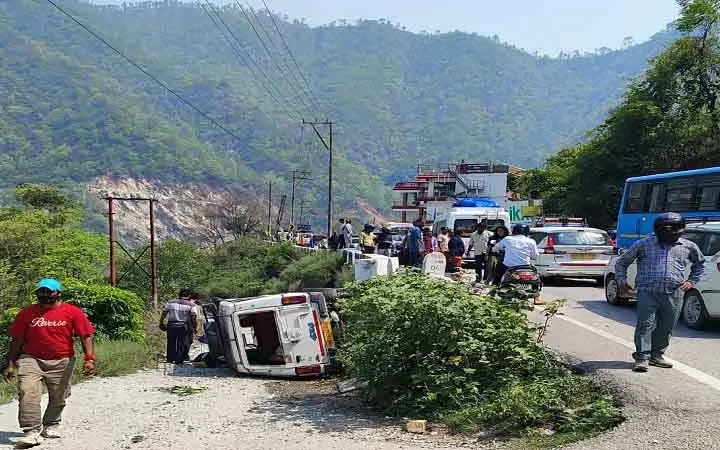 रुद्रप्रयाग-श्रीनगर हाईवे पर मैक्स वाहन हादसा, प्रशासन की तत्परता से घायलों को मिला समय पर उपचार