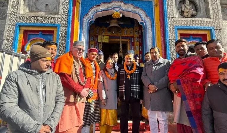 केदारनाथ धाम में VIP दर्शन पर बवाल, अडानी ने किया दर्शन और रोपवे परियोजना का लिया जायजा