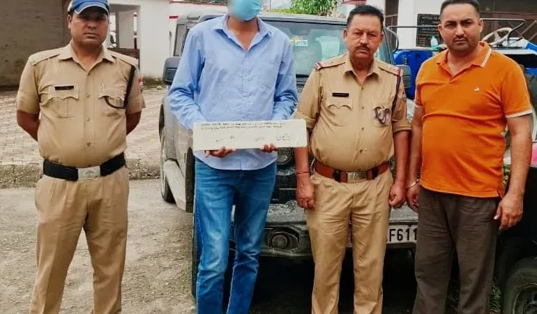 कालाढूंगी में ‘ऑपरेशन प्रहार’ का असर: फर्जी नंबर प्लेट लगाकर घूम रही थार पकड़ी, आरोपी दबोचा गया
