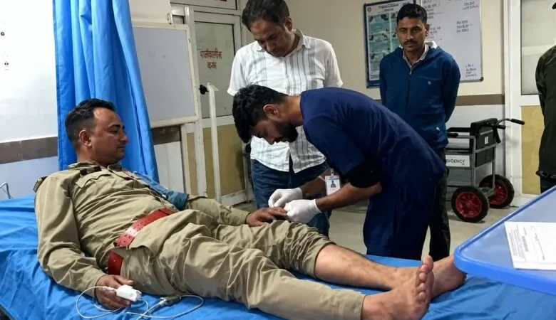 अवैध खनन रोकने पर वन कर्मी को ट्रैक्टर से कुचलने की कोशिश, गंभीर घायल