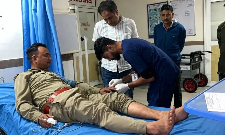 अवैध खनन रोकने पर वन कर्मी को ट्रैक्टर से कुचलने की कोशिश, गंभीर घायल