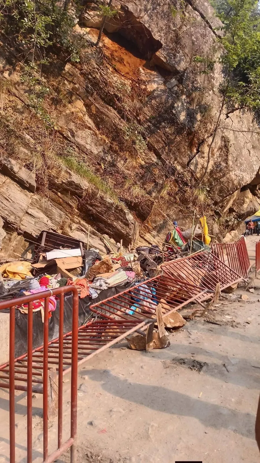 केदारनाथ यात्रा मार्ग पर बड़ा हादसा: पहाड़ी से गिरे पत्थर, एक यात्री की मौत, दूसरा गंभीर घायल