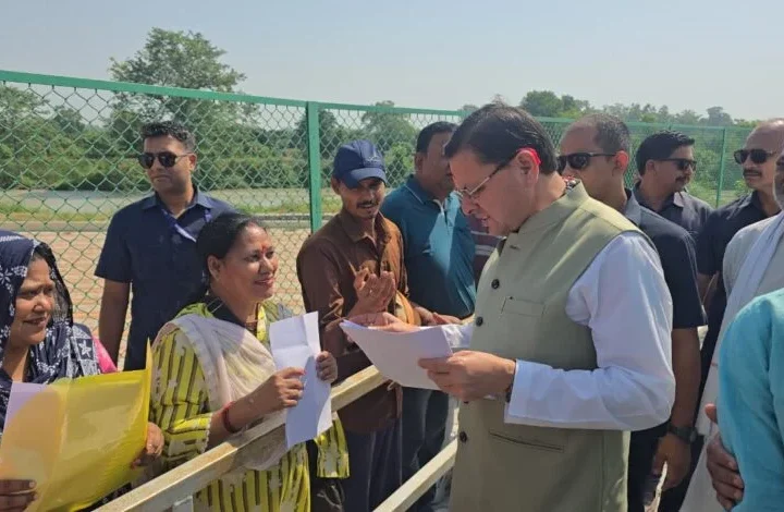 खटीमा में सीएम धामी का जनता दरबार, किसानों को खाद उपलब्ध कराने के दिए निर्देश